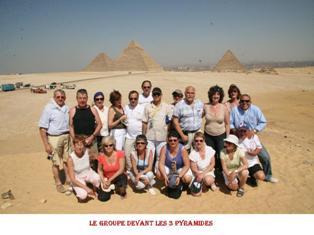 Le groupe devant les 3 pyramides